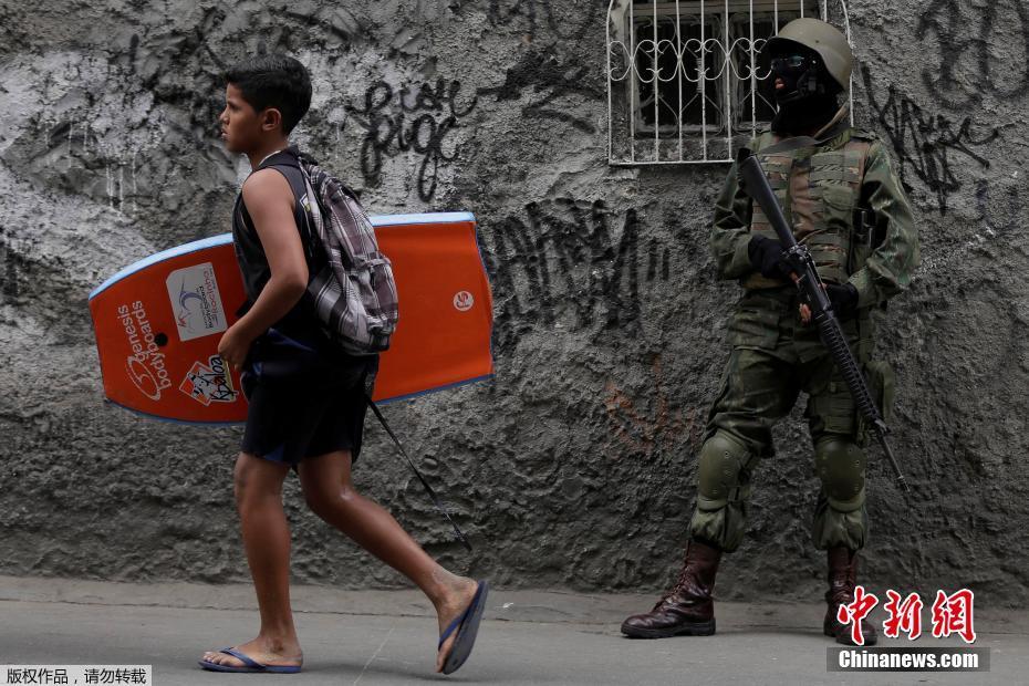 Brasil continua repressão às drogas na maior favela do Rio