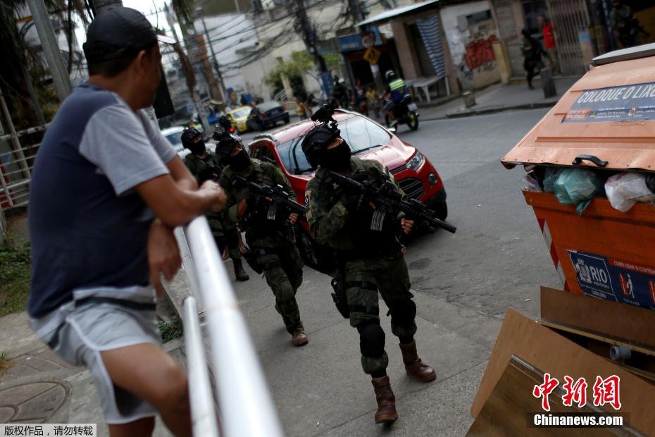 Brasil continua repressão às drogas na maior favela do Rio