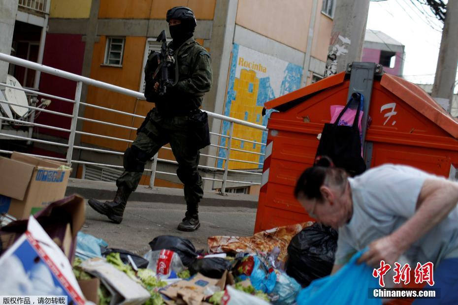 Brasil continua repressão às drogas na maior favela do Rio