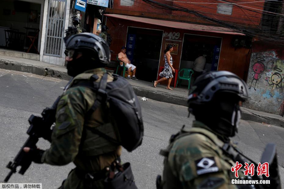 Brasil continua repressão às drogas na maior favela do Rio