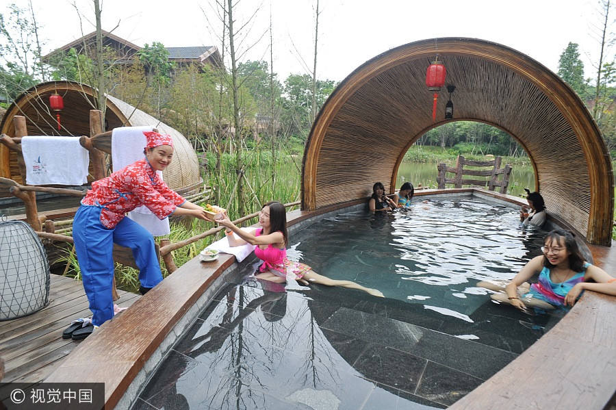 Barcos transformados em piscinas termais em Foshan