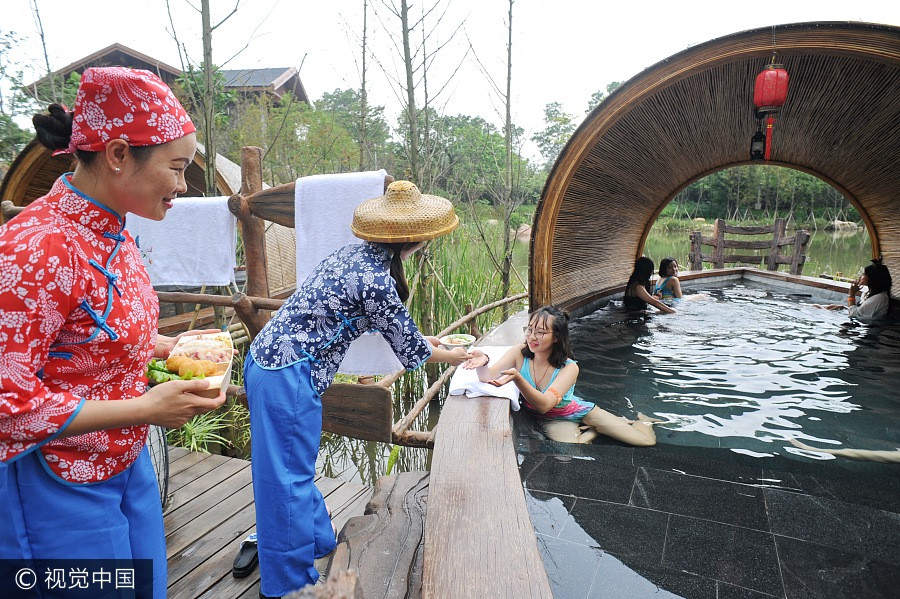 Barcos transformados em piscinas termais em Foshan