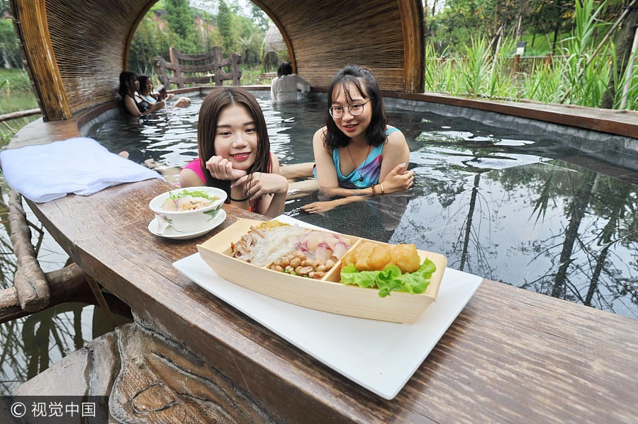 Barcos transformados em piscinas termais em Foshan