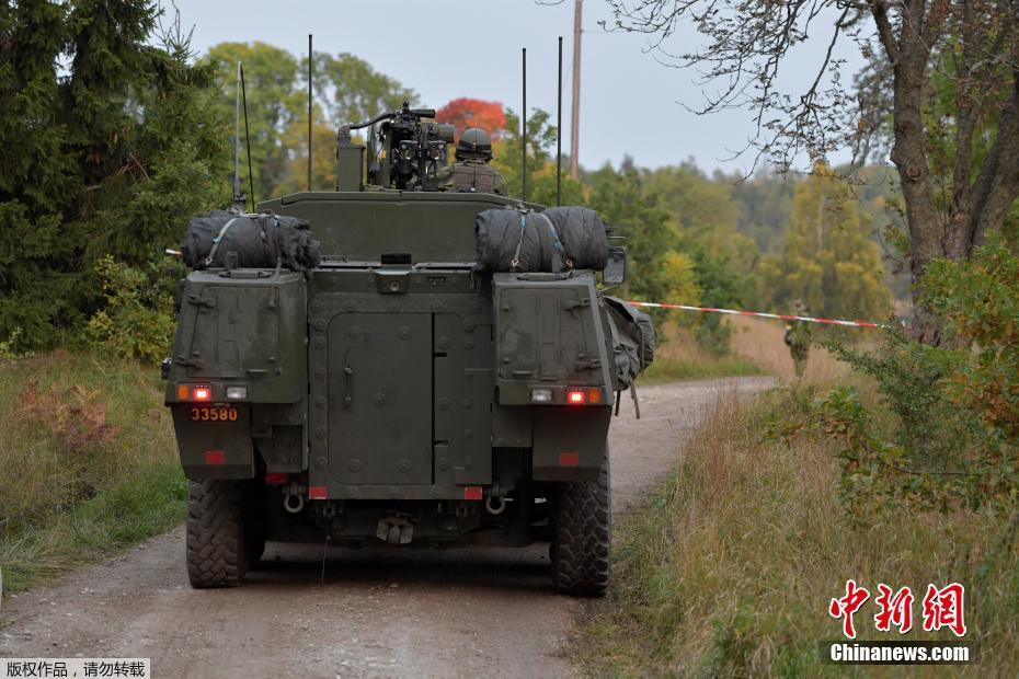 Tanque em exercício militar embate em trem na Suécia