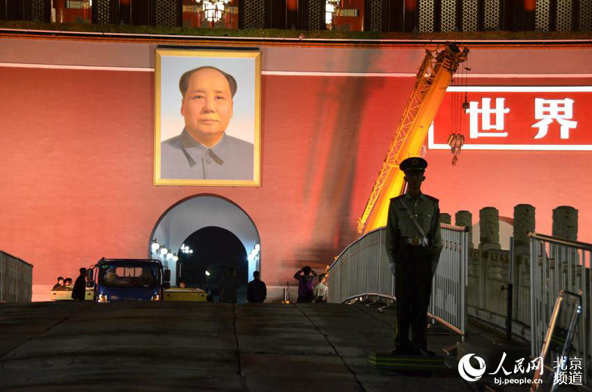 Novo retrato de Mao Zedong colocado na Praça Tiananmen para celebrar Dia Nacional