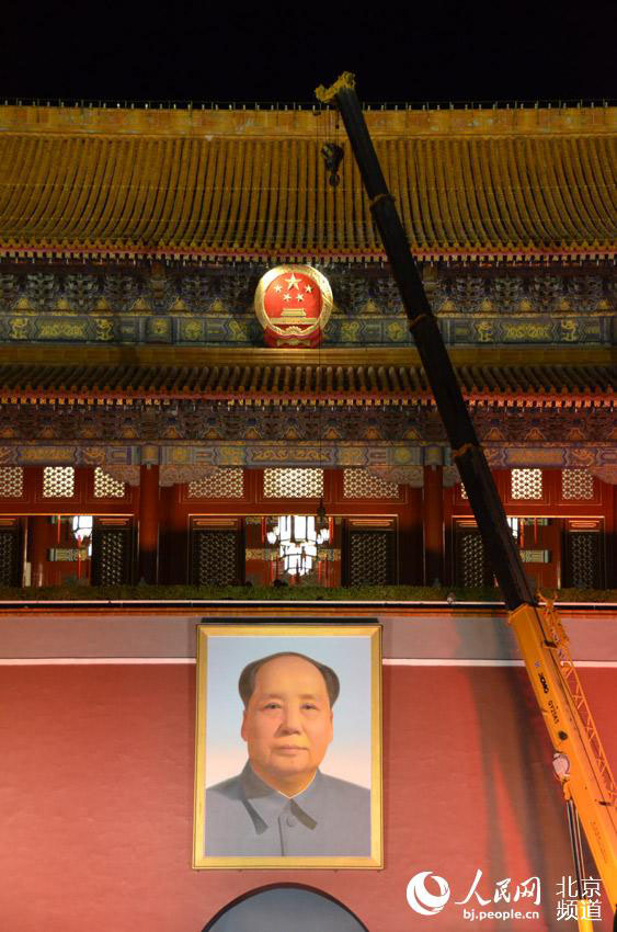 Novo retrato de Mao Zedong colocado na Praça Tiananmen para celebrar Dia Nacional