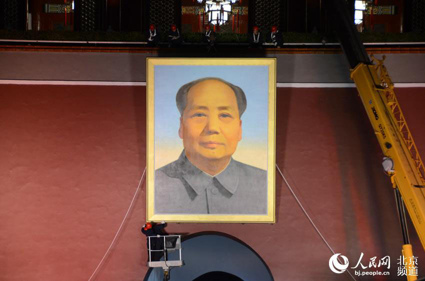 Novo retrato de Mao Zedong colocado na Praça Tiananmen para celebrar Dia Nacional