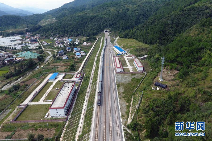 China inaugura ferrovia Lanzhou-Chongqing