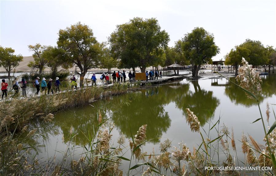 Cenário turístico do rio Tarim, na Região Autônoma Uigur de Xinjiang
