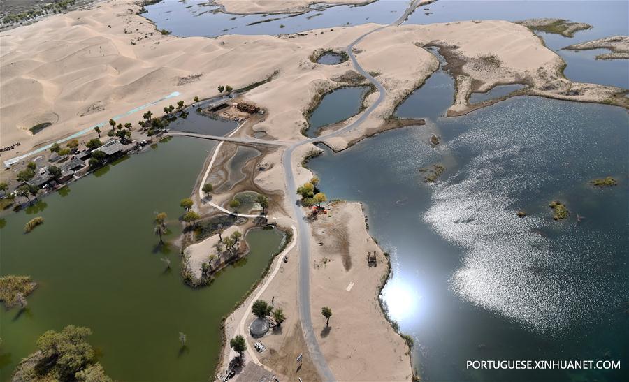 Cenário turístico do rio Tarim, na Região Autônoma Uigur de Xinjiang