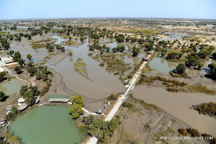 Cenário turístico do rio Tarim, na Região Autônoma Uigur de Xinjiang