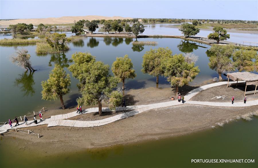 Cenário turístico do rio Tarim, na Região Autônoma Uigur de Xinjiang