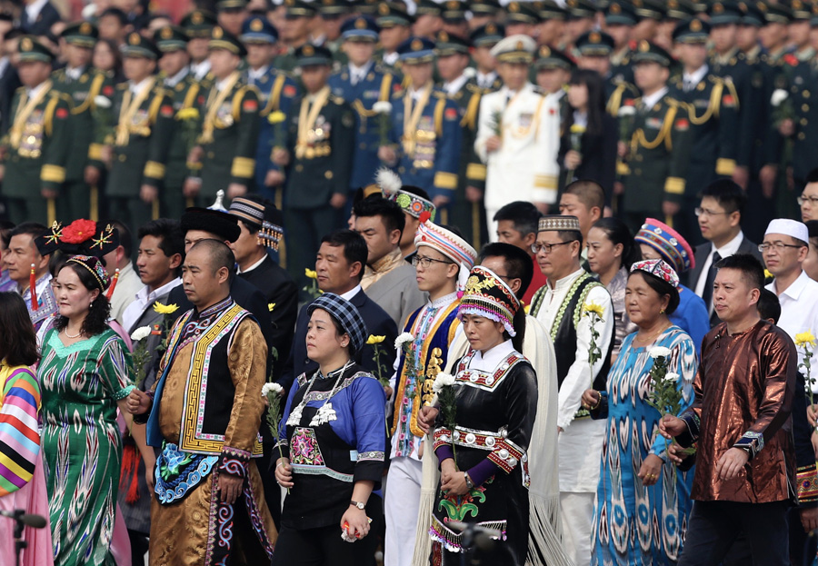 Presidente Xi presta homenagem a heróis nacionais na Praça Tian'anmen