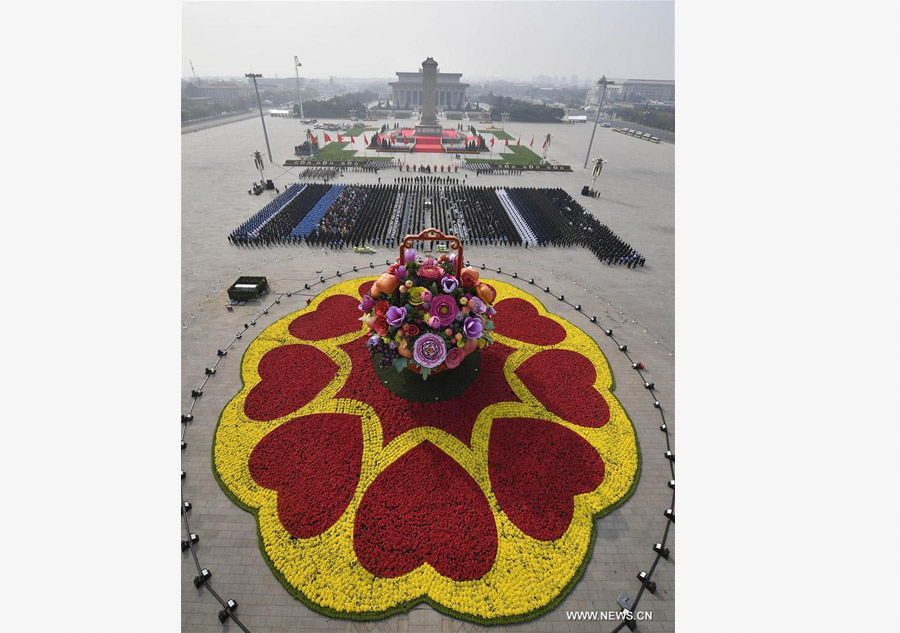 Presidente Xi presta homenagem a heróis nacionais na Praça Tian'anmen