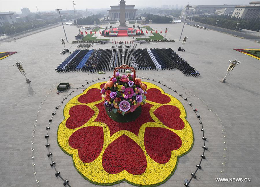 Presidente Xi presta homenagem a heróis nacionais na Praça Tian'anmen