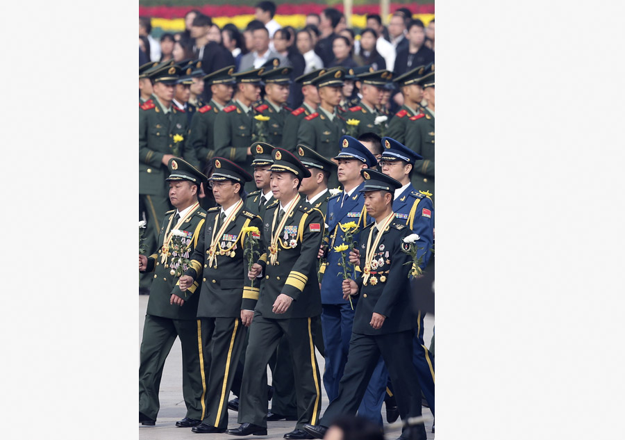 Presidente Xi presta homenagem a heróis nacionais na Praça Tian'anmen