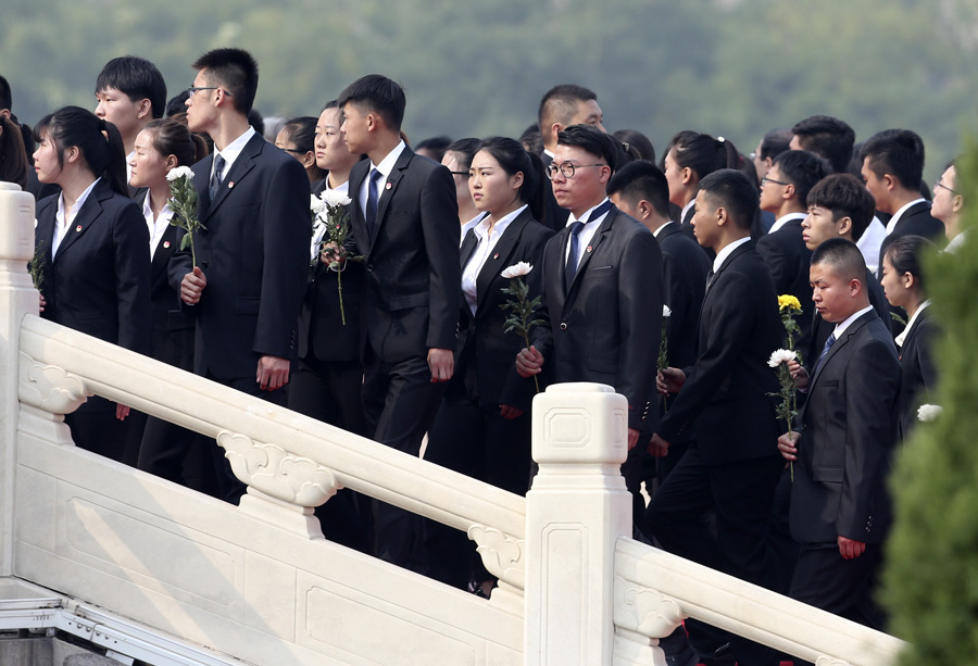 Presidente Xi presta homenagem a heróis nacionais na Praça Tian'anmen