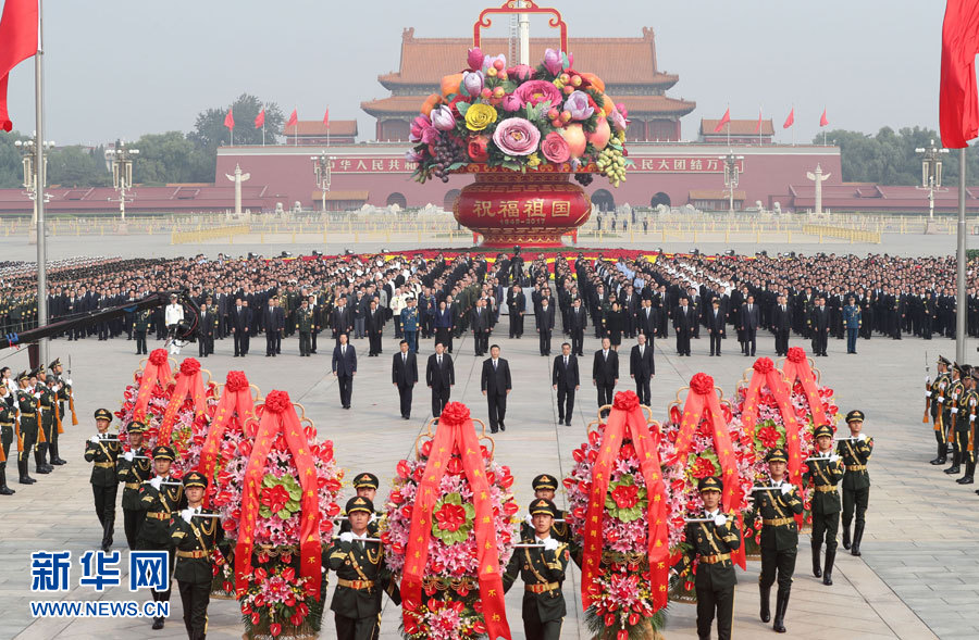 Presidente Xi presta homenagem a heróis nacionais na Praça Tian'anmen