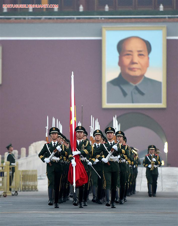 Cerimônias de hasteamento da bandeira nacional são realizadas ao redor da China