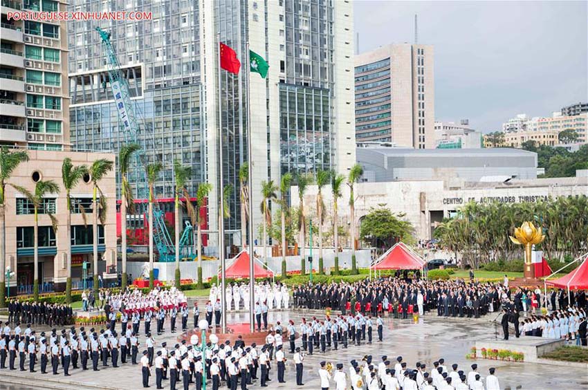 Cerimônias de hasteamento da bandeira nacional são realizadas ao redor da China