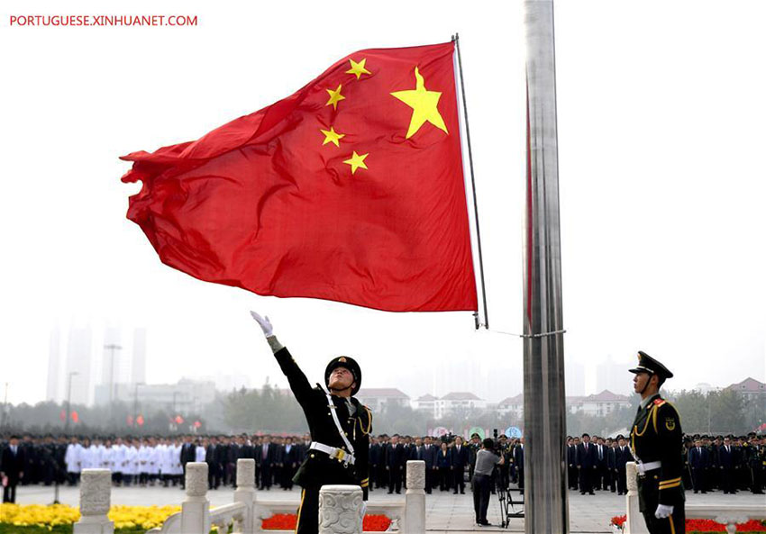 Cerimônias de hasteamento da bandeira nacional são realizadas ao redor da China