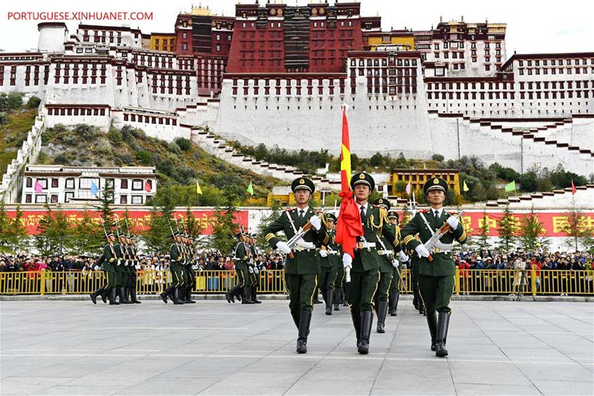 Cerimônias de hasteamento da bandeira nacional são realizadas ao redor da China