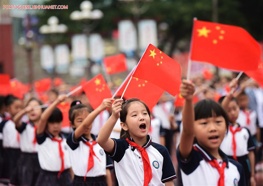 Cerimônias de hasteamento da bandeira nacional são realizadas ao redor da China