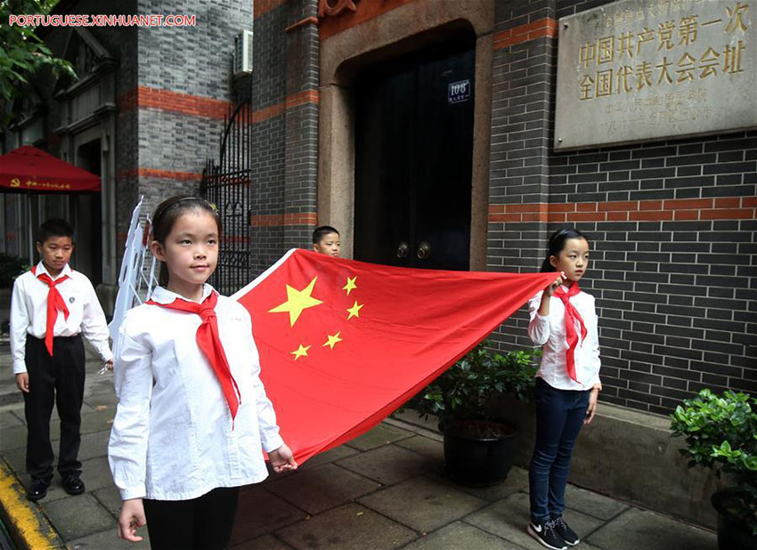 Cerimônias de hasteamento da bandeira nacional são realizadas ao redor da China