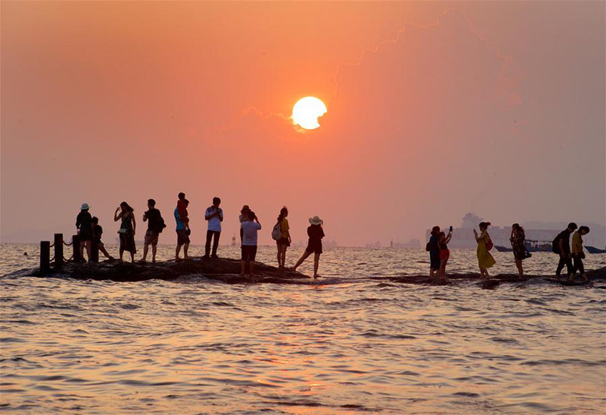 Chineses desfrutam de feriado de oito dias para Dia Nacional e Festival da Lua