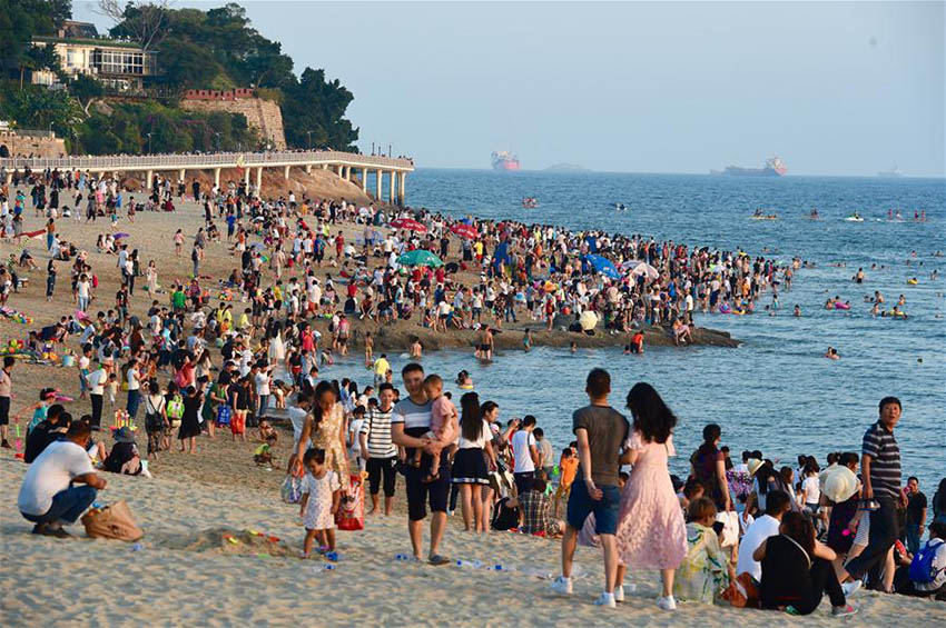 Chineses desfrutam de feriado de oito dias para Dia Nacional e Festival da Lua