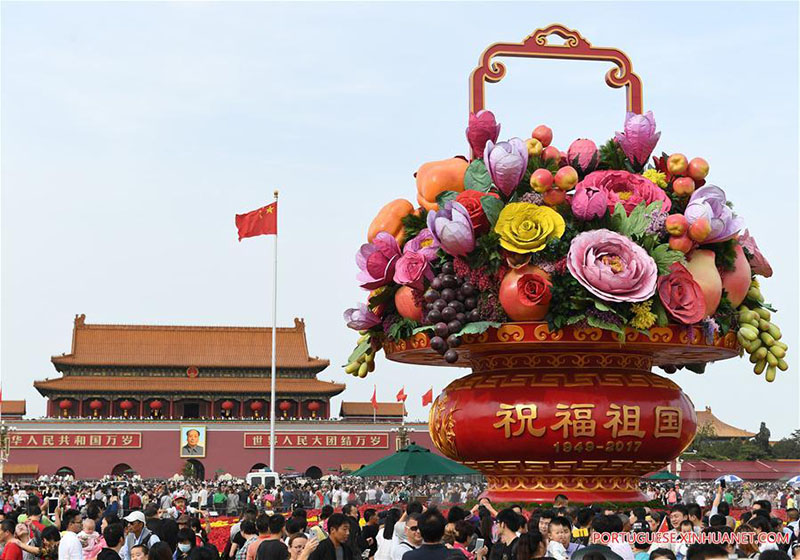 Beijing recebe decorações de flores para celebrar Dia Nacional