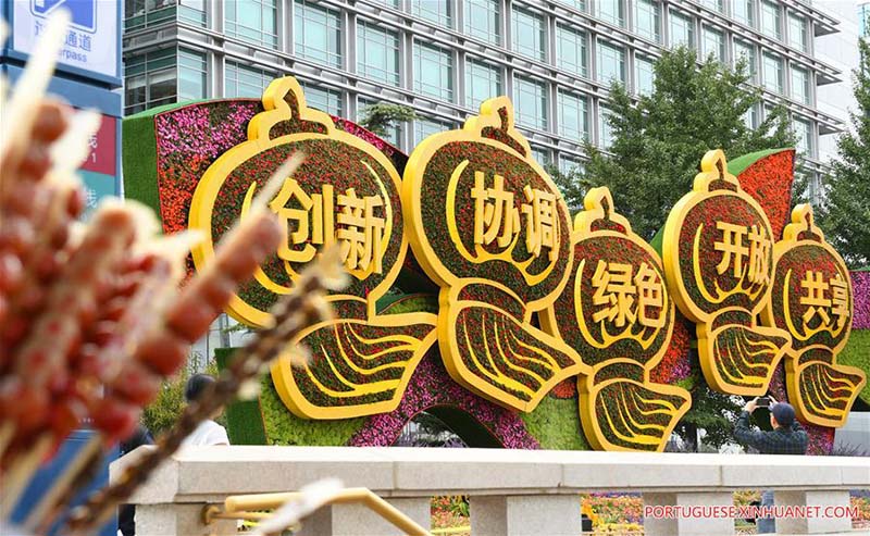 Beijing recebe decorações de flores para celebrar Dia Nacional