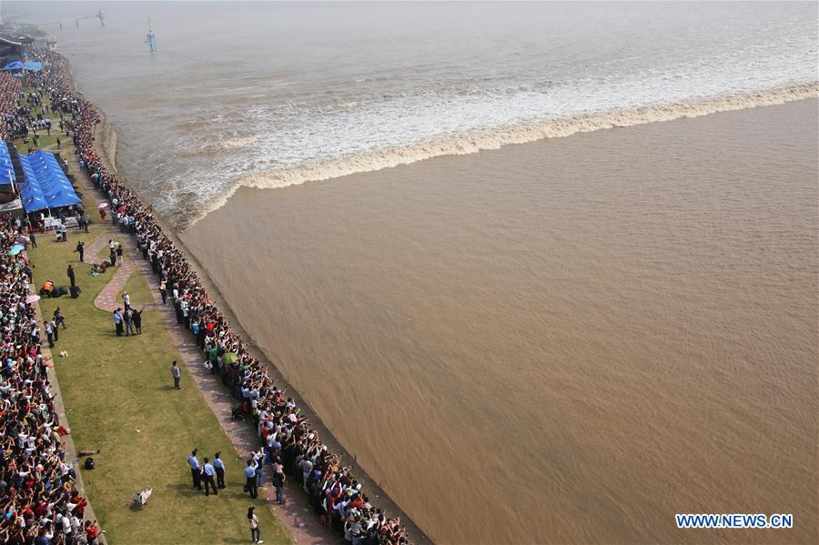 Macaréu do rio Qiantang atinge ponto máximo