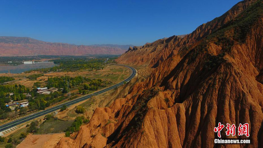 Município autônomo no noroeste da China inaugura primeira autoestrada