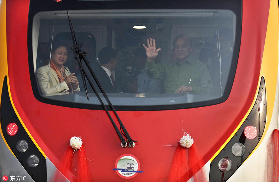 Metrô fabricado na China entra em operação no Paquistão
