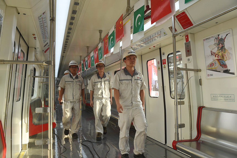 Metrô fabricado na China entra em operação no Paquistão