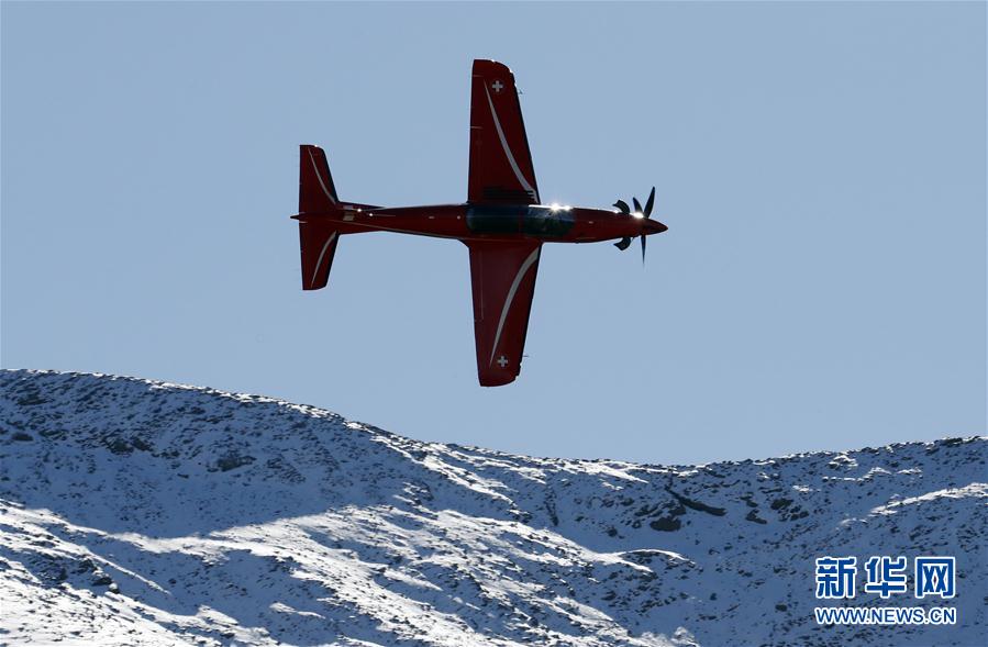 Força Aérea Suíça realiza exercício nos Alpes