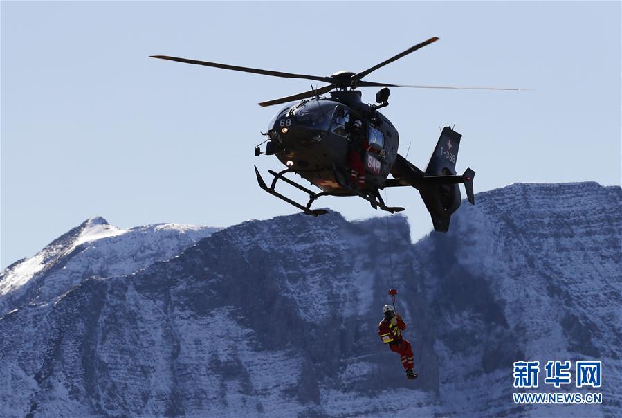 Força Aérea Suíça realiza exercício nos Alpes