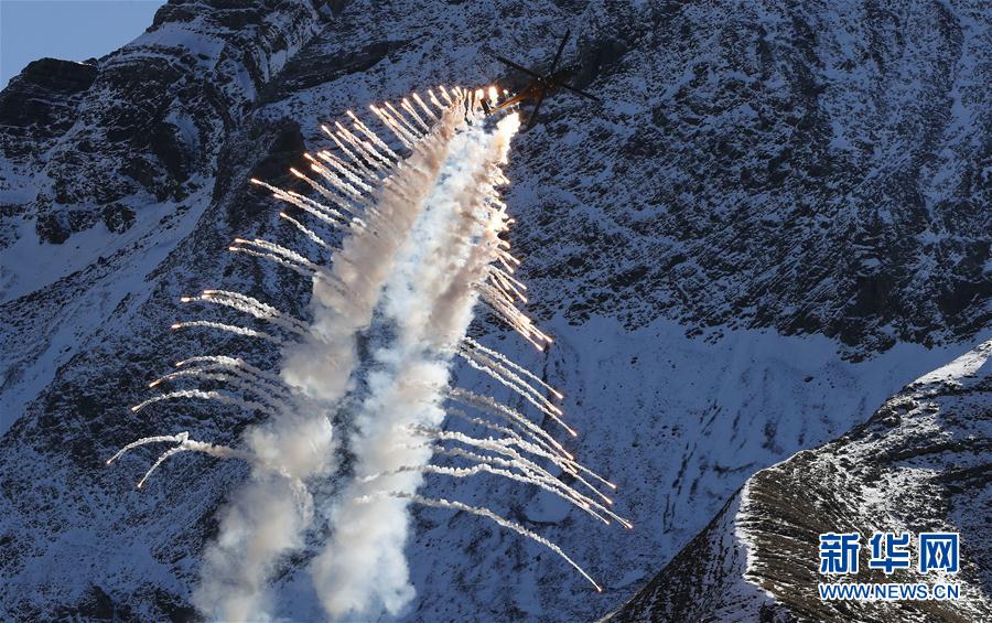 Força Aérea Suíça realiza exercício nos Alpes