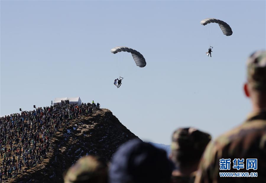 Força Aérea Suíça realiza exercício nos Alpes