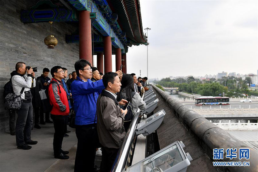 Jornalistas do 19º Congresso Nacional do PCCh visitam Eixo Central de Beijing