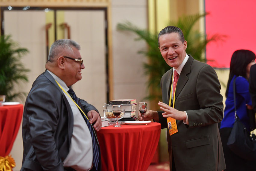 Galeria: Centro de imprensa do 19º Congresso Nacional do PCCh realiza banquete de boas-vindas para jornalistas