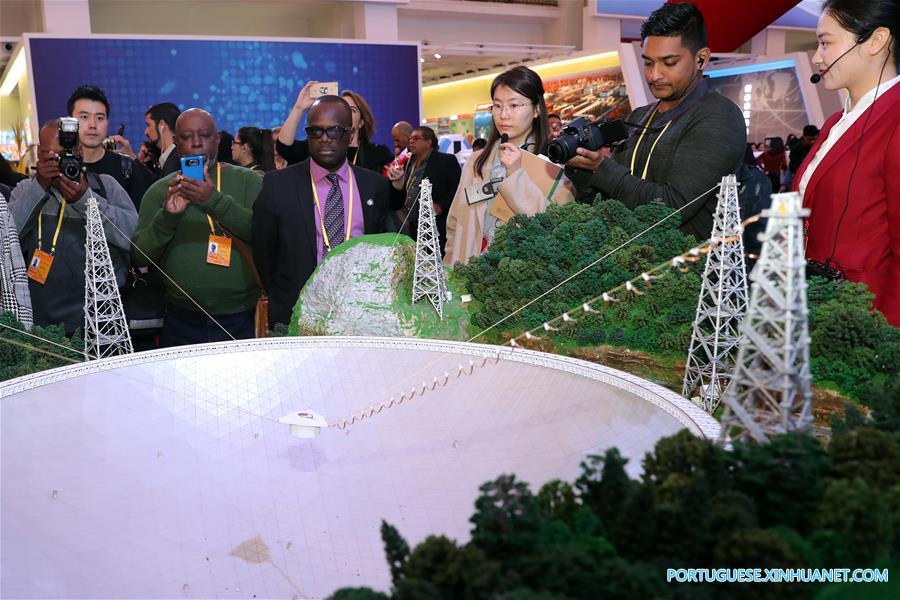 Jornalistas estrangeiros visitam exposição sobre conquistas da China nos últimos cinco anos