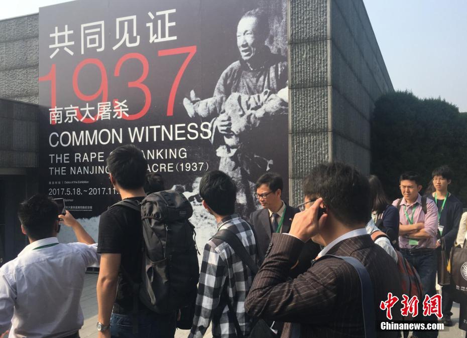 Jovens japoneses lamentam vítimas do Massacre de Nanjing