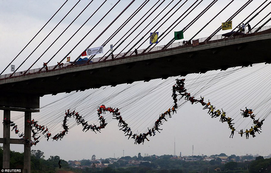 Brasil: 245 pessoas saltam de ponte para bater recorde