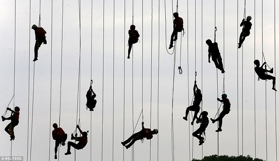 Brasil: 245 pessoas saltam de ponte para bater recorde