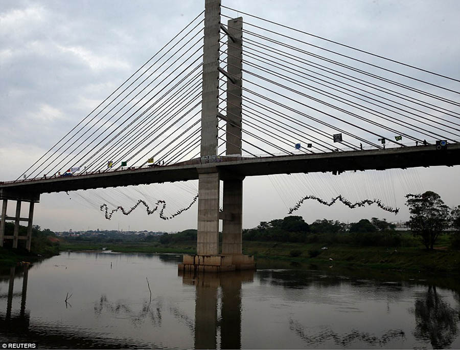 Brasil: 245 pessoas saltam de ponte para bater recorde