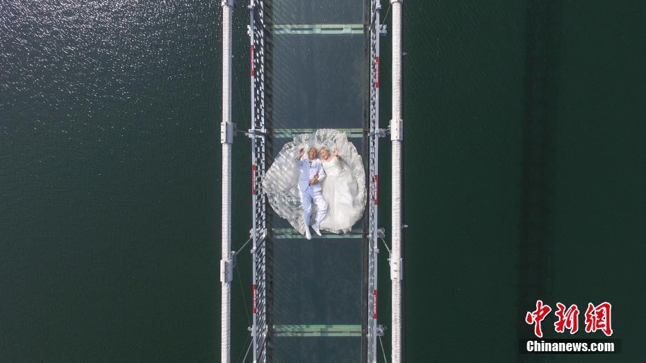 Casais idosos realizam sessão fotográfica de casamento em ponte de vidro