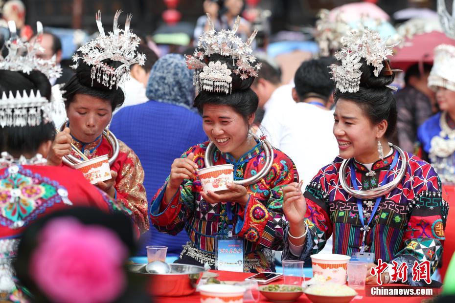 Guizhou: Mais de 20,000 convidados em banquete com 2,140 metros de comprimento 