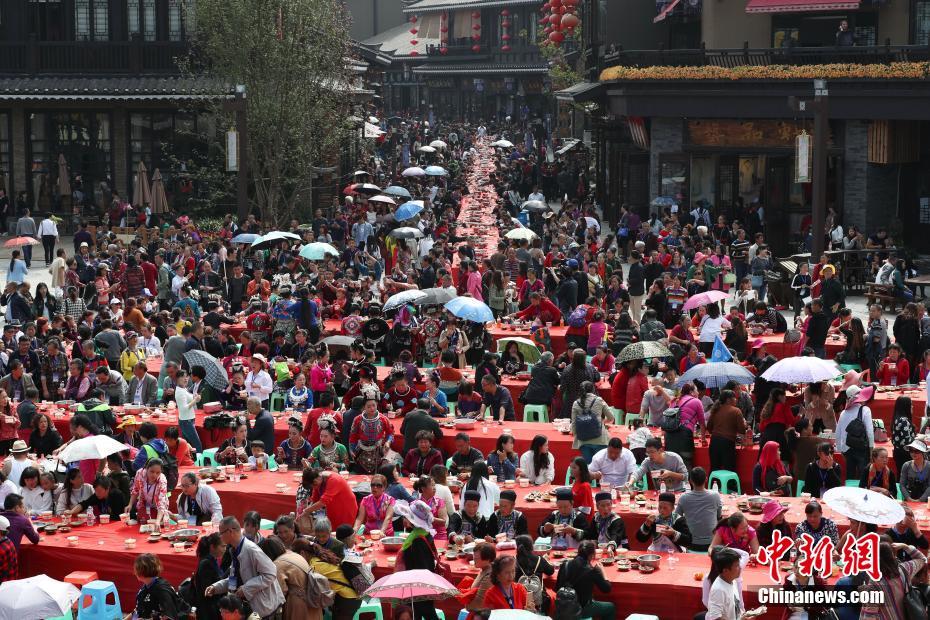 Guizhou: Mais de 20,000 convidados em banquete com 2,140 metros de comprimento 